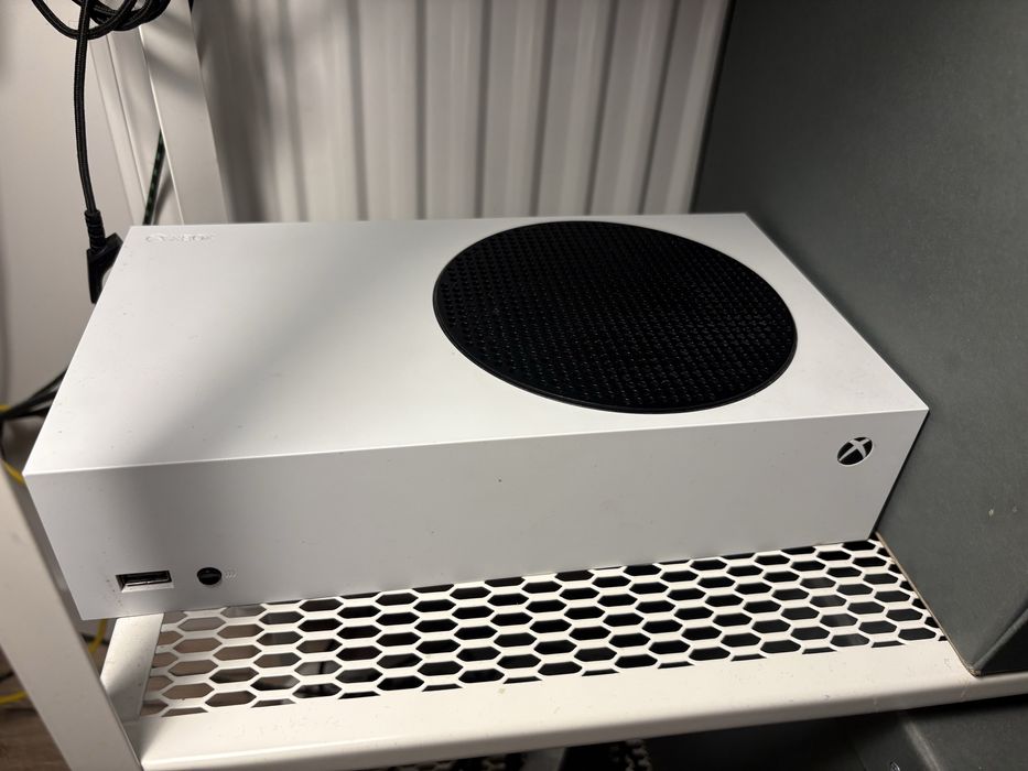 xbox series s 500gb + 2 pady + ładowarką
