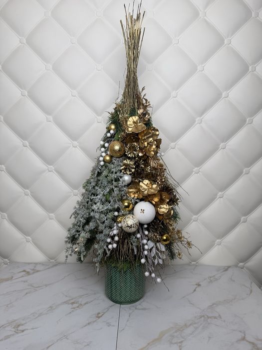 Різдвяна композиція зі штучних квітів «Новорічна ялинка»