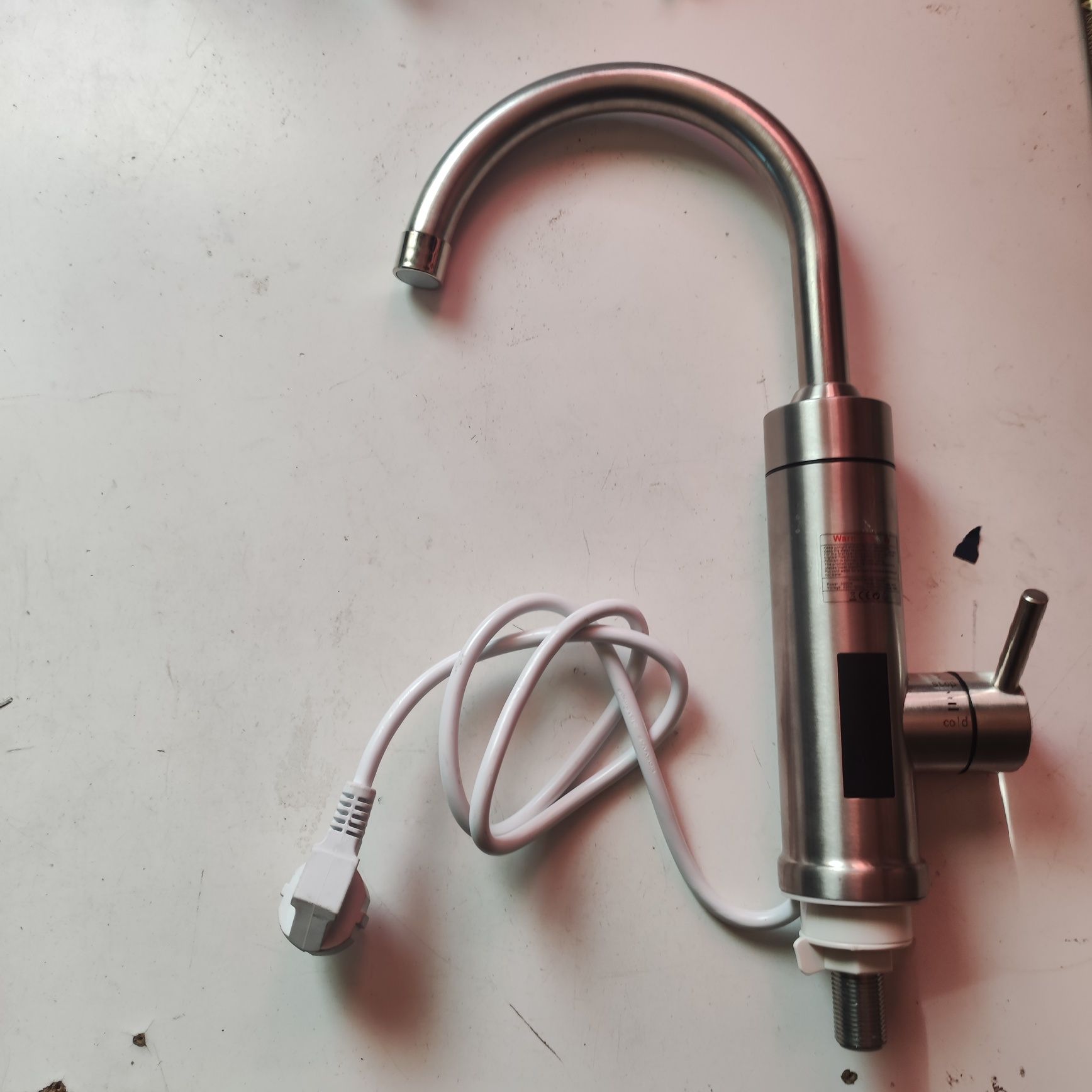 Elektryczny przeplywowy podgrzewacz do wody LCD 3000W 3kW CHROM