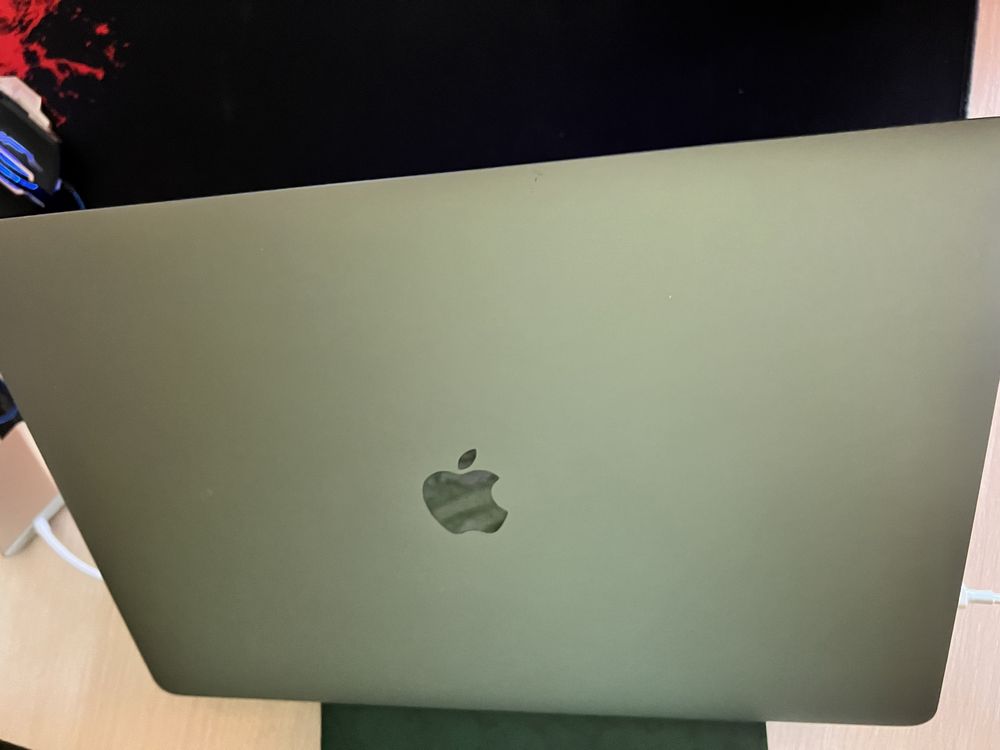 Apple MacBook Pro 15 i7,16, 512 RX450 + мишку в подарунок