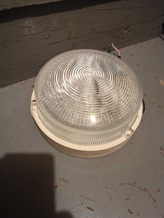 Светильник влагозащищённый белый.