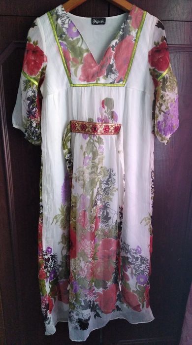 Сукня з українським малюнком