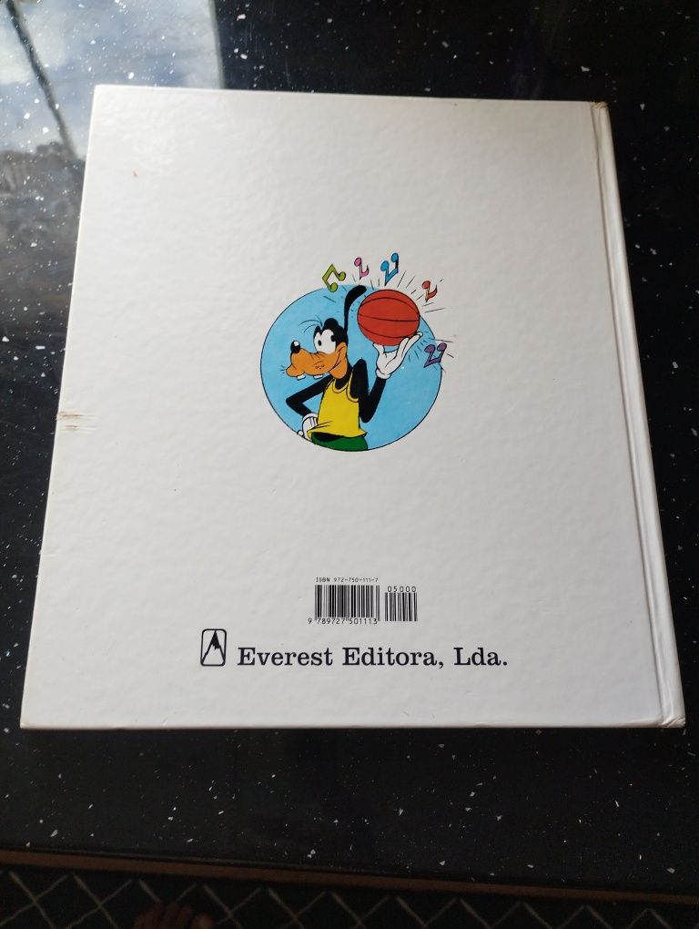 Vende se vários livros de criança