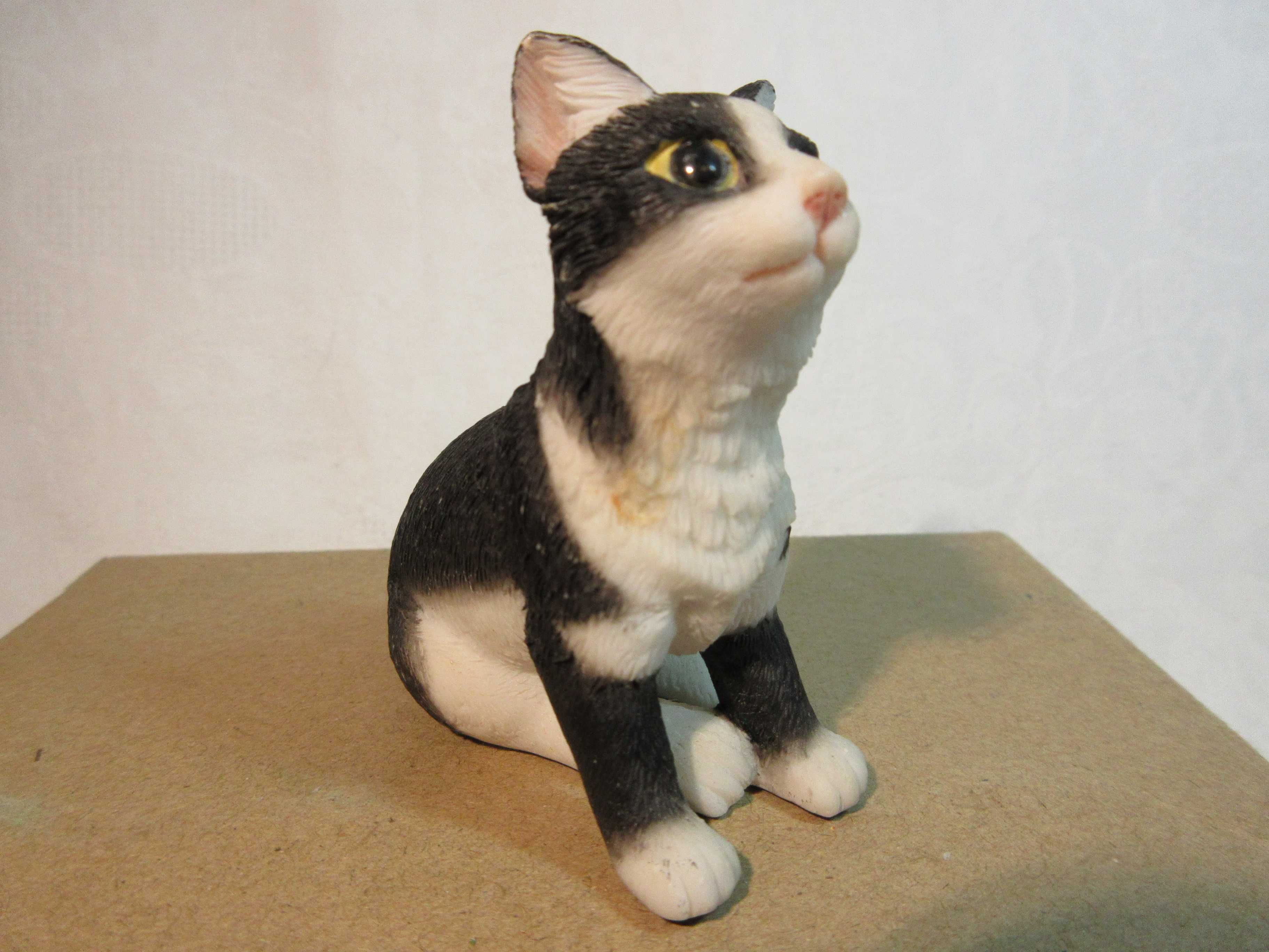 Kotek z porcelany  biskwitowej