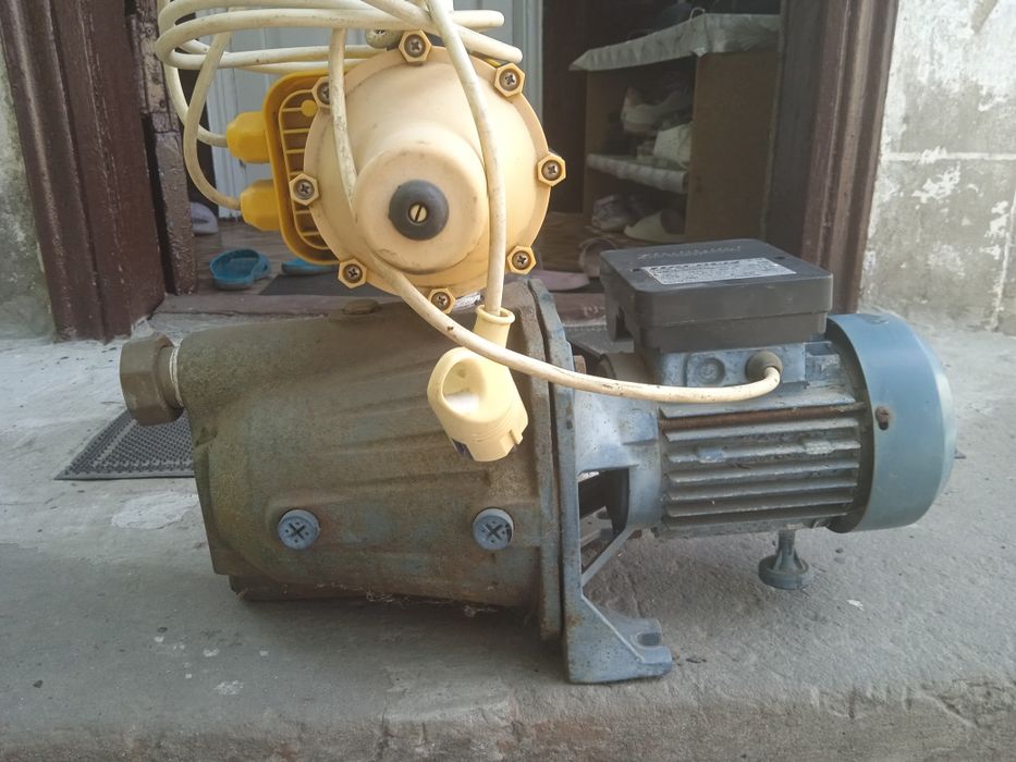 Водяной насос для станции с автоматикой. Метчики и плашки новые.