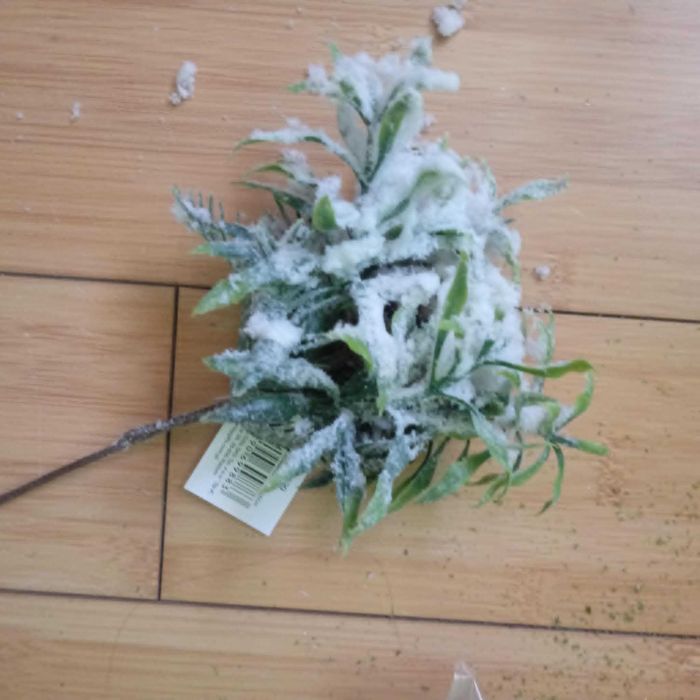 Sztuczna ośnieżona gałązka z szyszką do stroików świątecznych