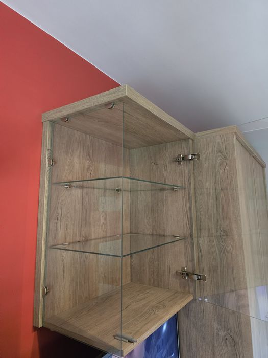 Szafka wisząca podświetlana