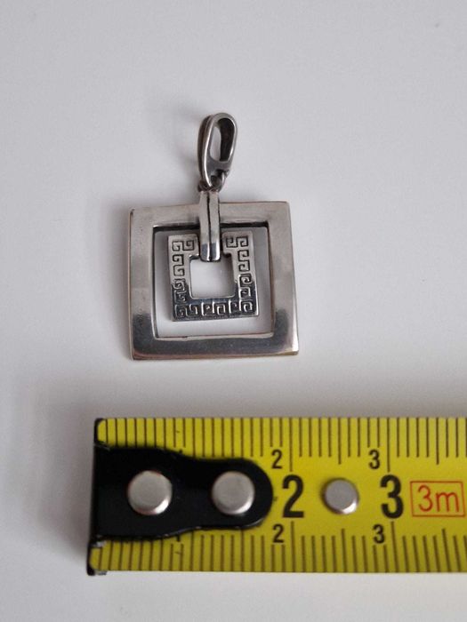 Srebrna zawieszka w kształcie kwadratów
