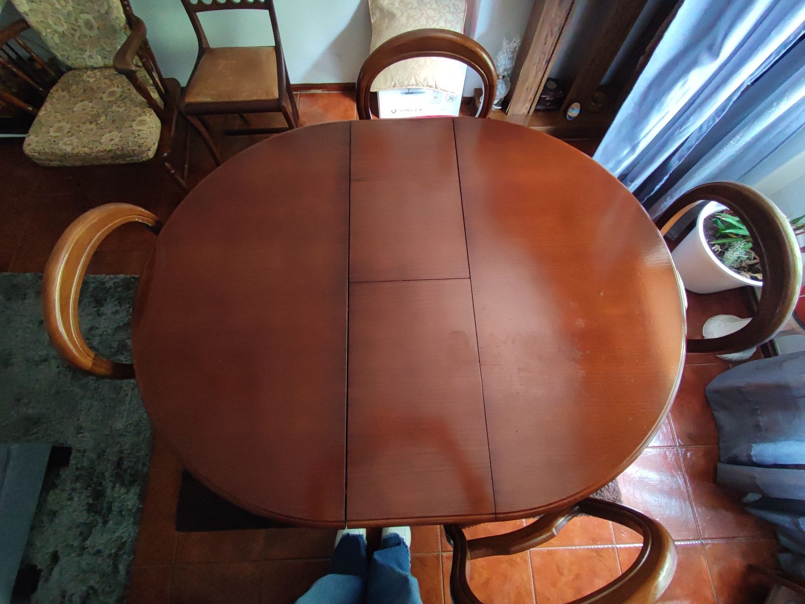 Mesa extensível + 4 cadeiras