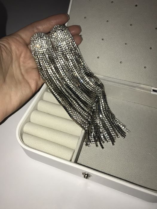 Довгі сережки зі стразами – блискучі, як нові, для свят і фотосесій