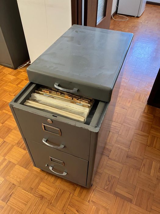 Móvel metálico rodado com dois compartimentos