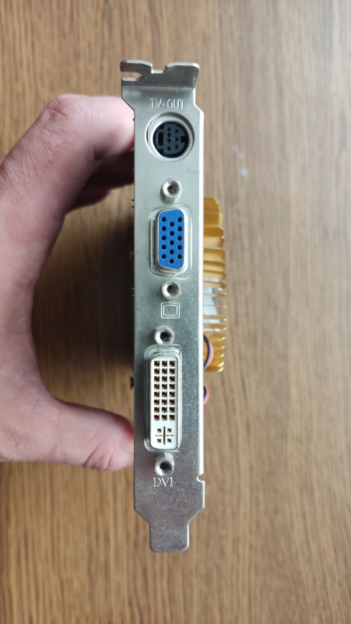 Asus GeForce 8600gt, 512mb, VGA, DVI-I, S-Video.