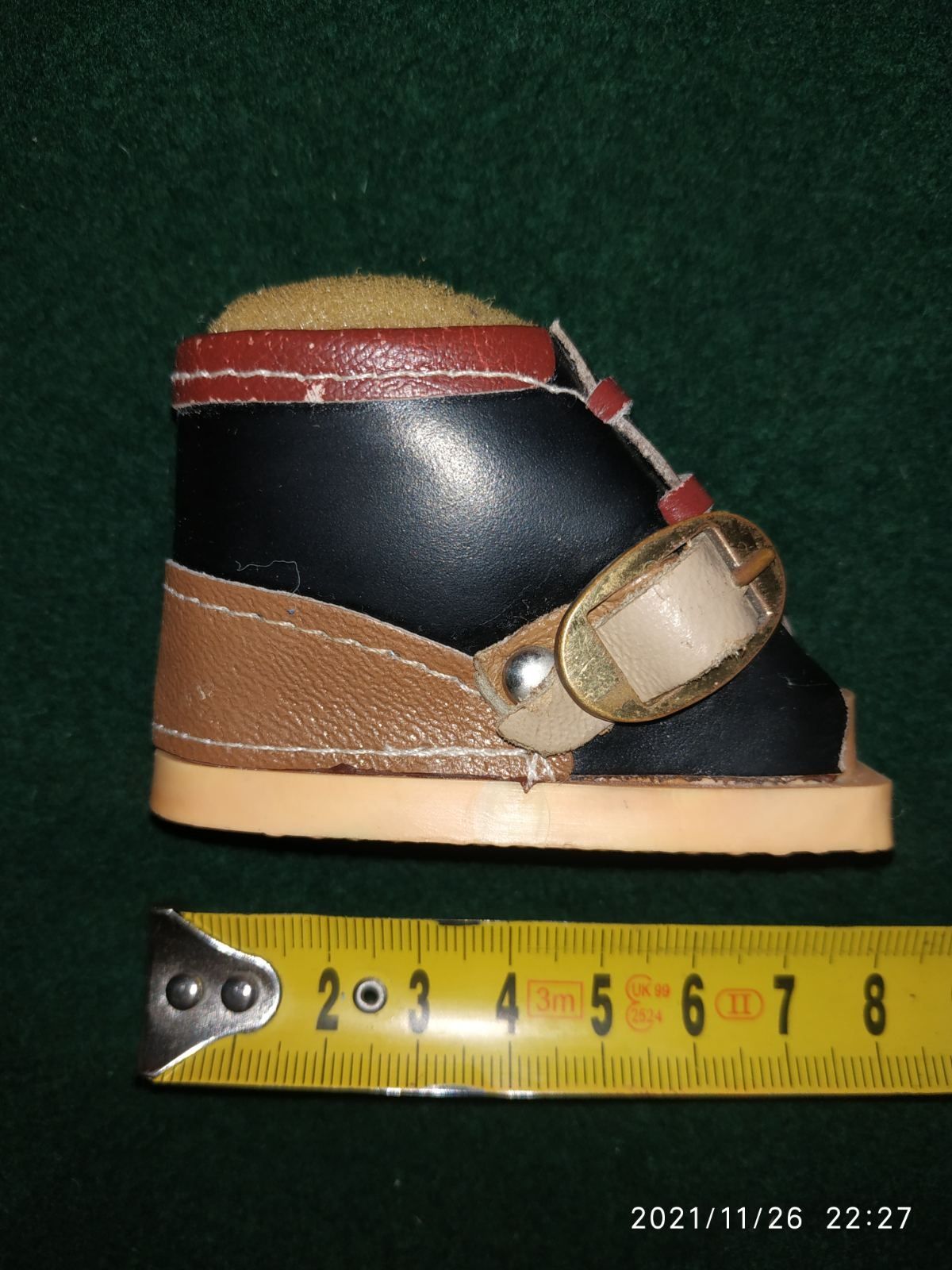 Сувенирный ботиночек для иголок