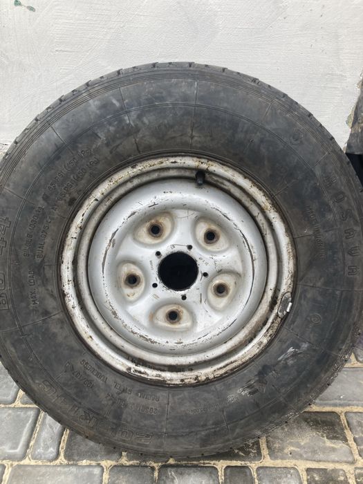Колесо R14 на запаску, є одне