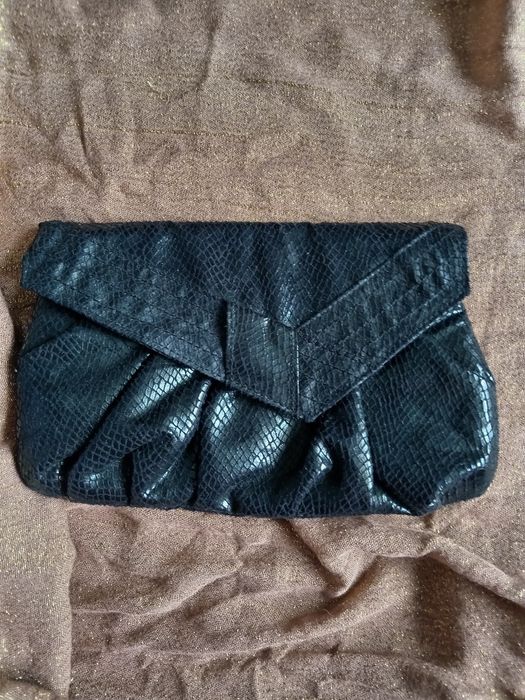 Kopertówka do ręki. Kolor czarny długość 23 cm wysokość 14 cm. Kolor.