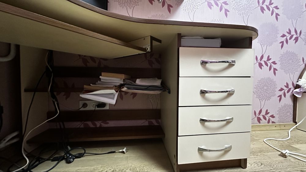 Продам кутовий стіл із поличками