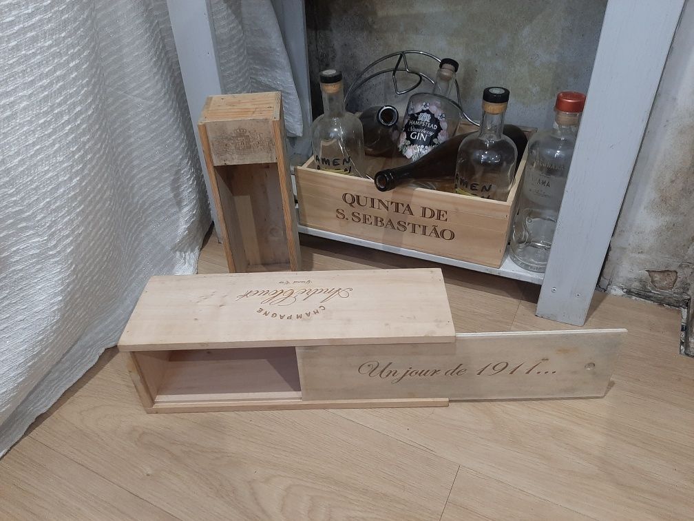 Caixas e garrafões de vinhos em madeira
