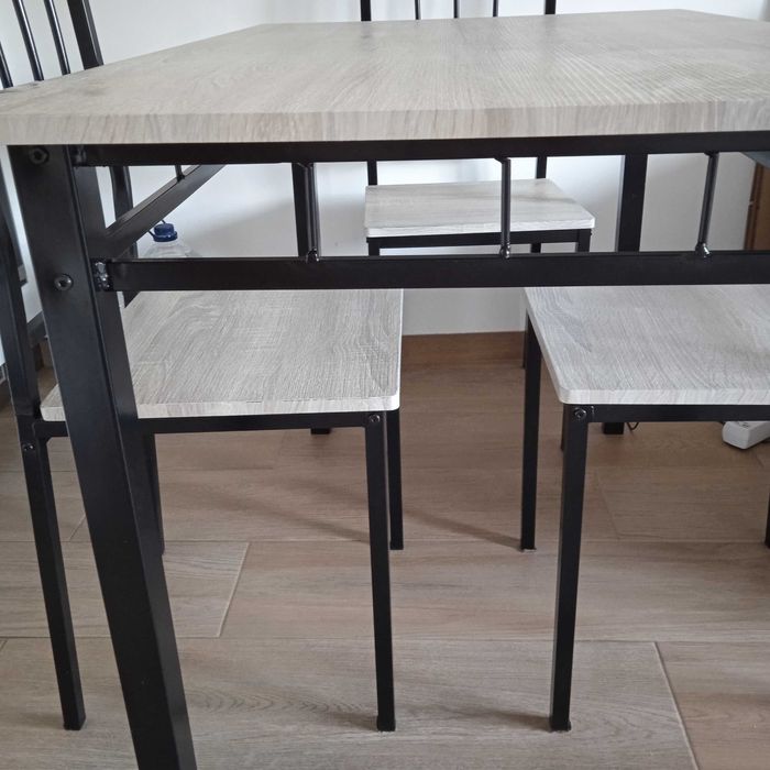 Oportunidade - mesa com cadeiras.