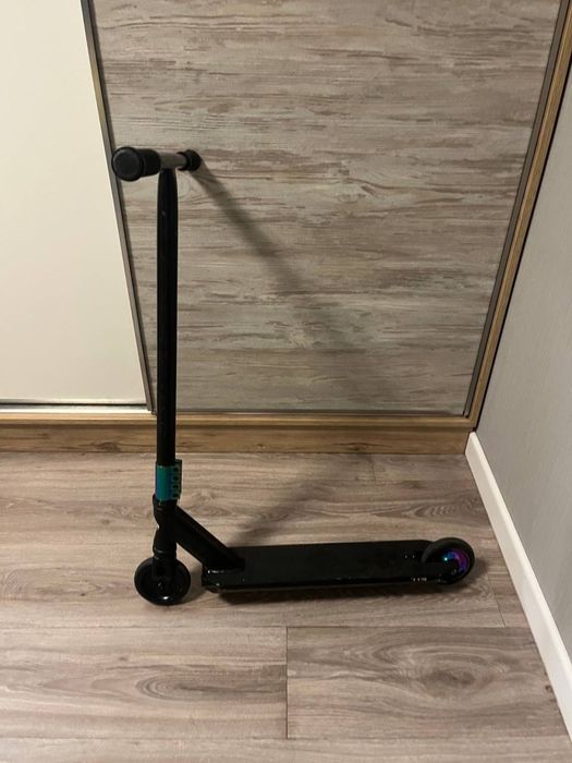 Дитячий трюковий самокат на 8-9 років.