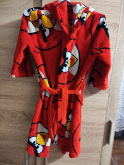 Гарненький тепленький халатик на дівчинку.В гарному стані.