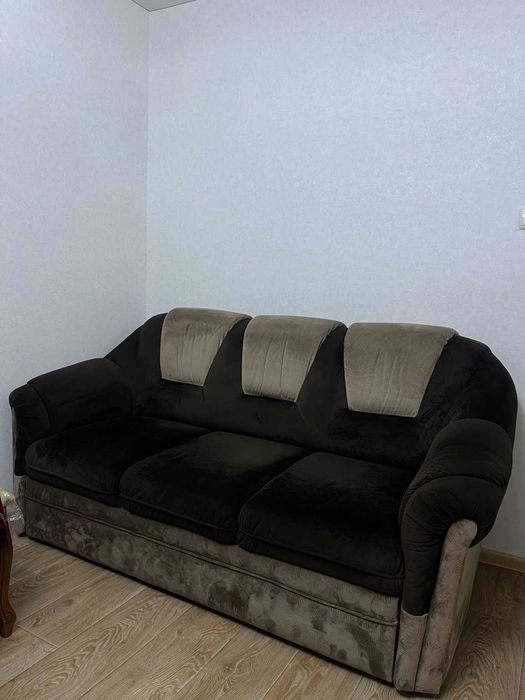 Комфортный трёхместный диван тёмно-коричневый