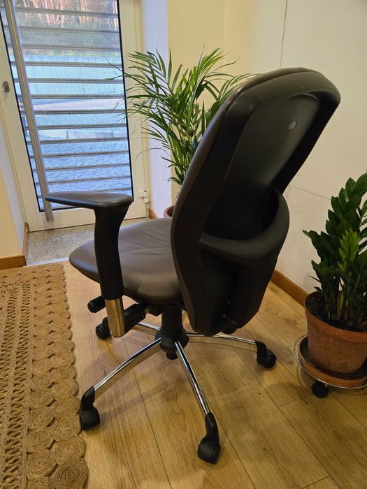 tenho para venda cadeira de escritório quase nova nunca teve uso