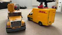 Zabawki Bruder – Mercedes DHL + dźwig Liebherr na ciężarówce MACK