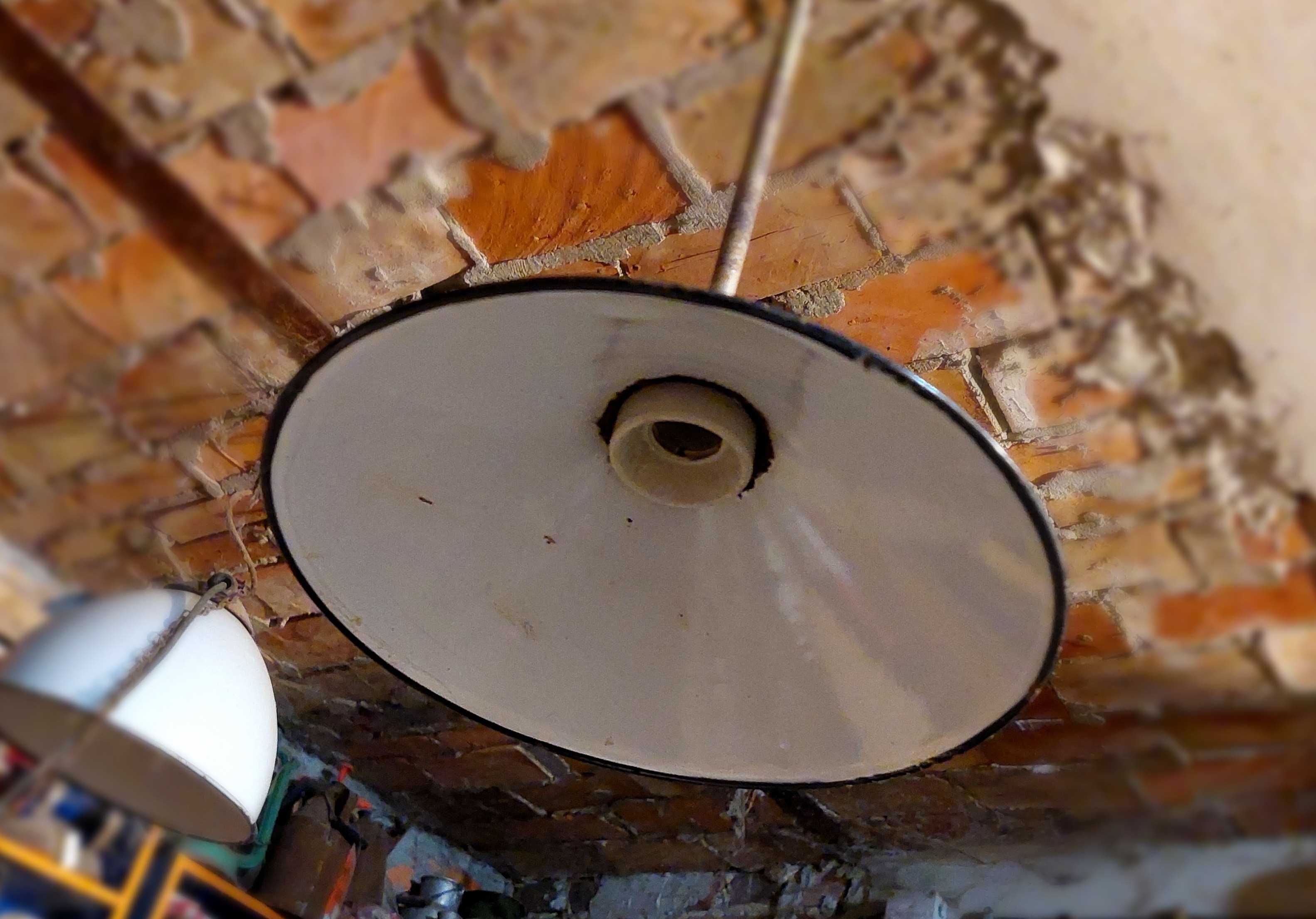 Stara lampa z okresu PRL
