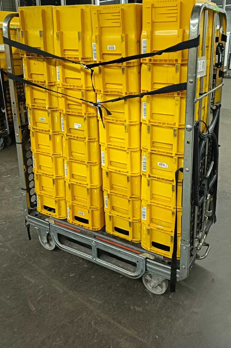 Wózek transportowy że skrzynkami