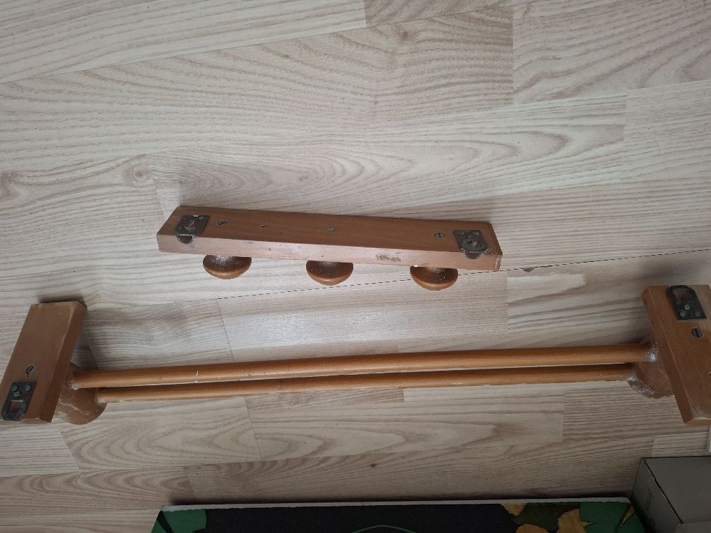 Zestaw drewnianych wieszaków z PRL