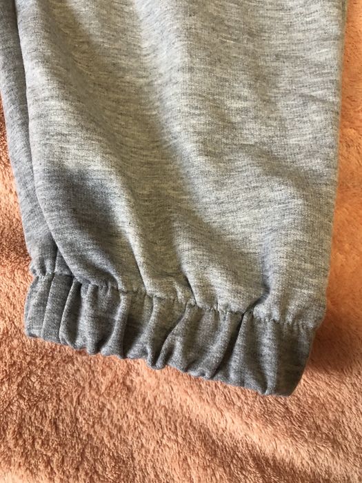 Спортивные серые штаны с манжетами