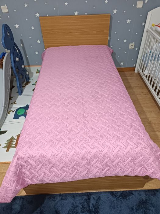 Cama solteiro em madeira + colchão