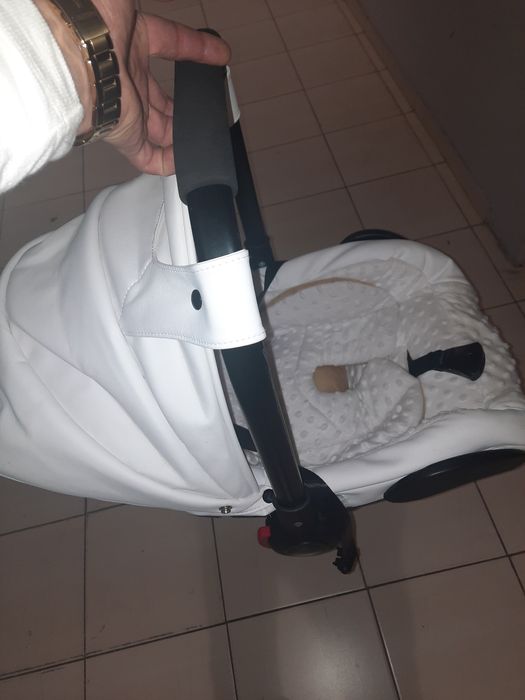 Sprezedam wozek Yanama w dobrym stanie  trzy w jednym 1.200..