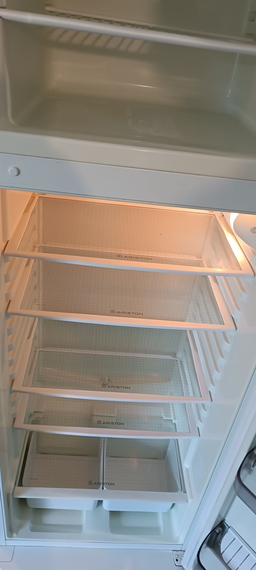 Холодильник аристон в хорошем состоянии
