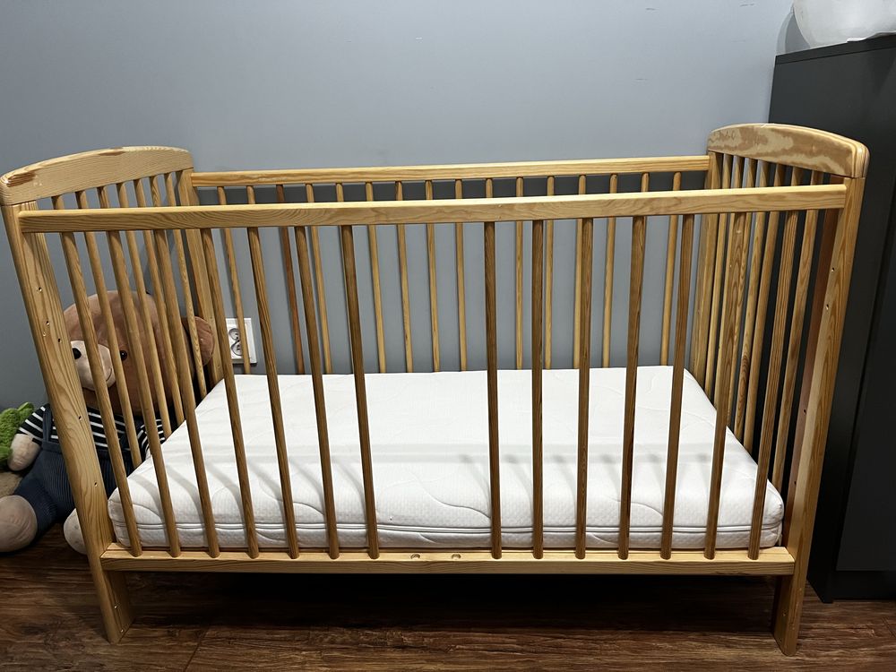 Drewniane łóżeczko dziecięce 120x60 + materac Hilding Dobranocka