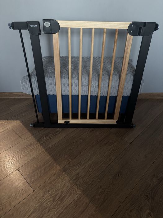 Bramka rozporowa zabezpieczająca schody