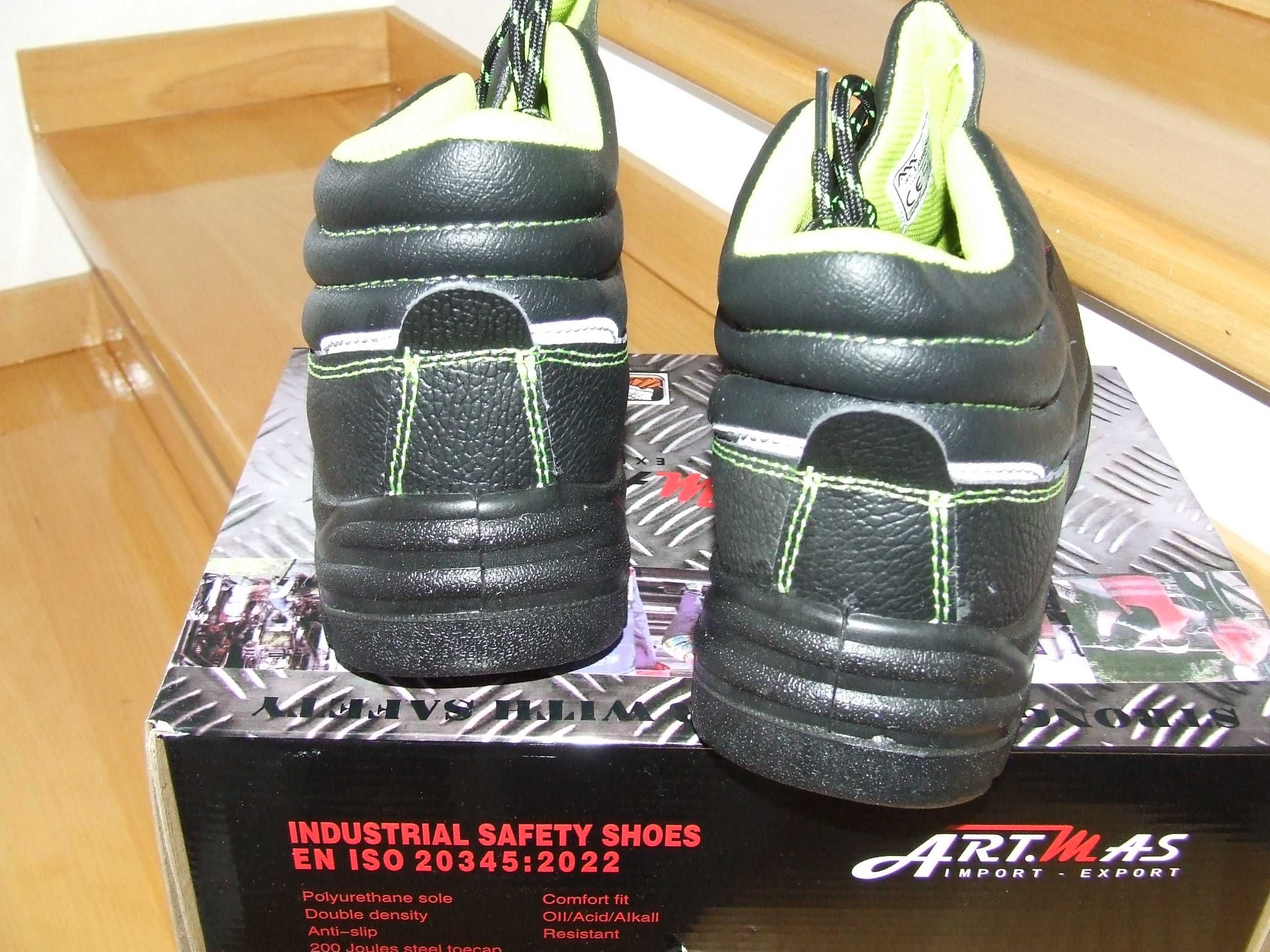 Buty robocze rozm 43 + 2 pary  grubych skarpet (roboczych)