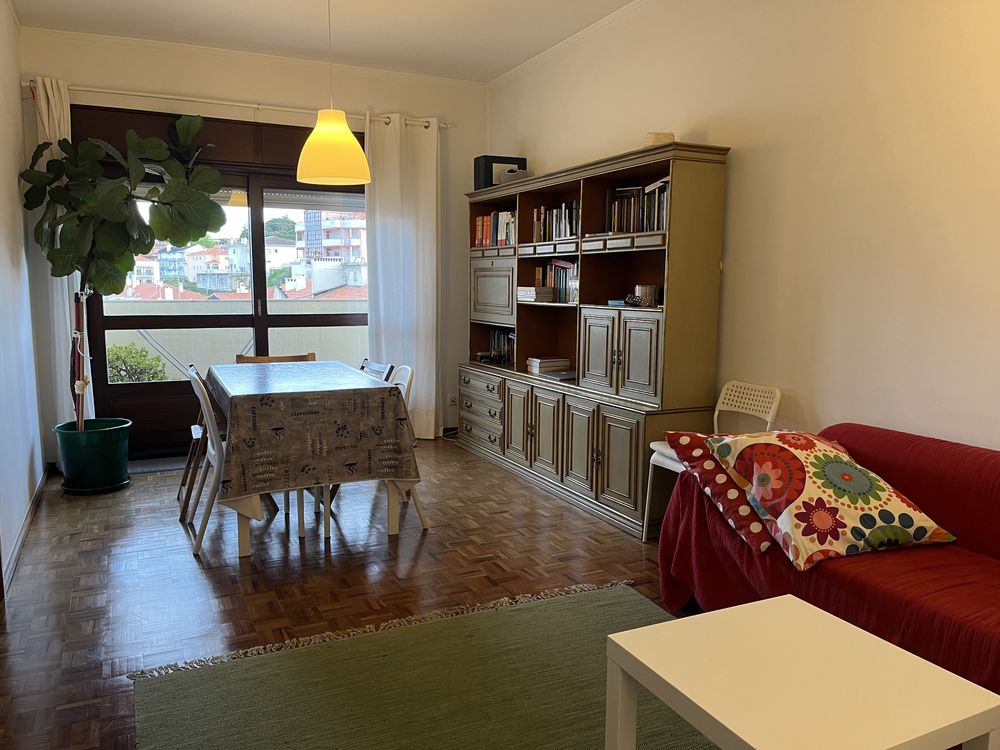 Quarto com varanda no centro ambiente tranquilo