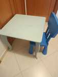 Mesa de madeira e cadeira IKEA para criança