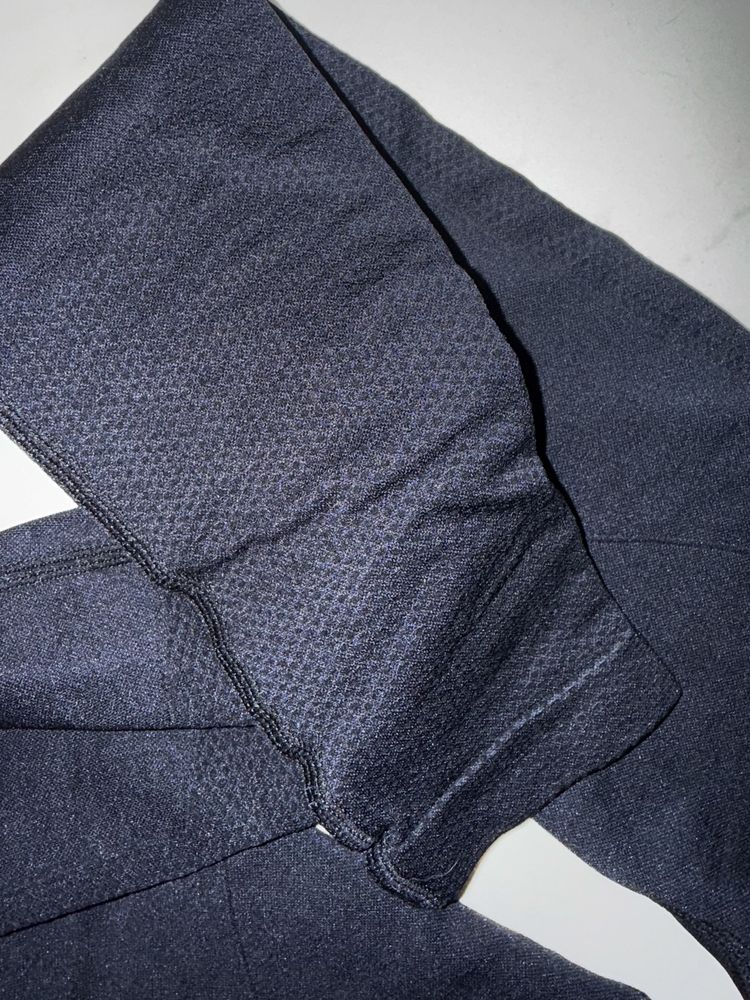 Obcisłe modelujące czarne legginsy dopasowane w stylu push up