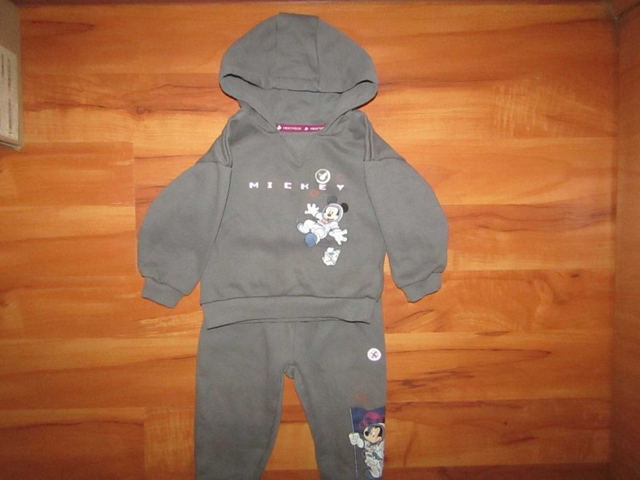 Детский спортивный костюм фирмы " Disney "  на ребенка 12 - 18 месяев