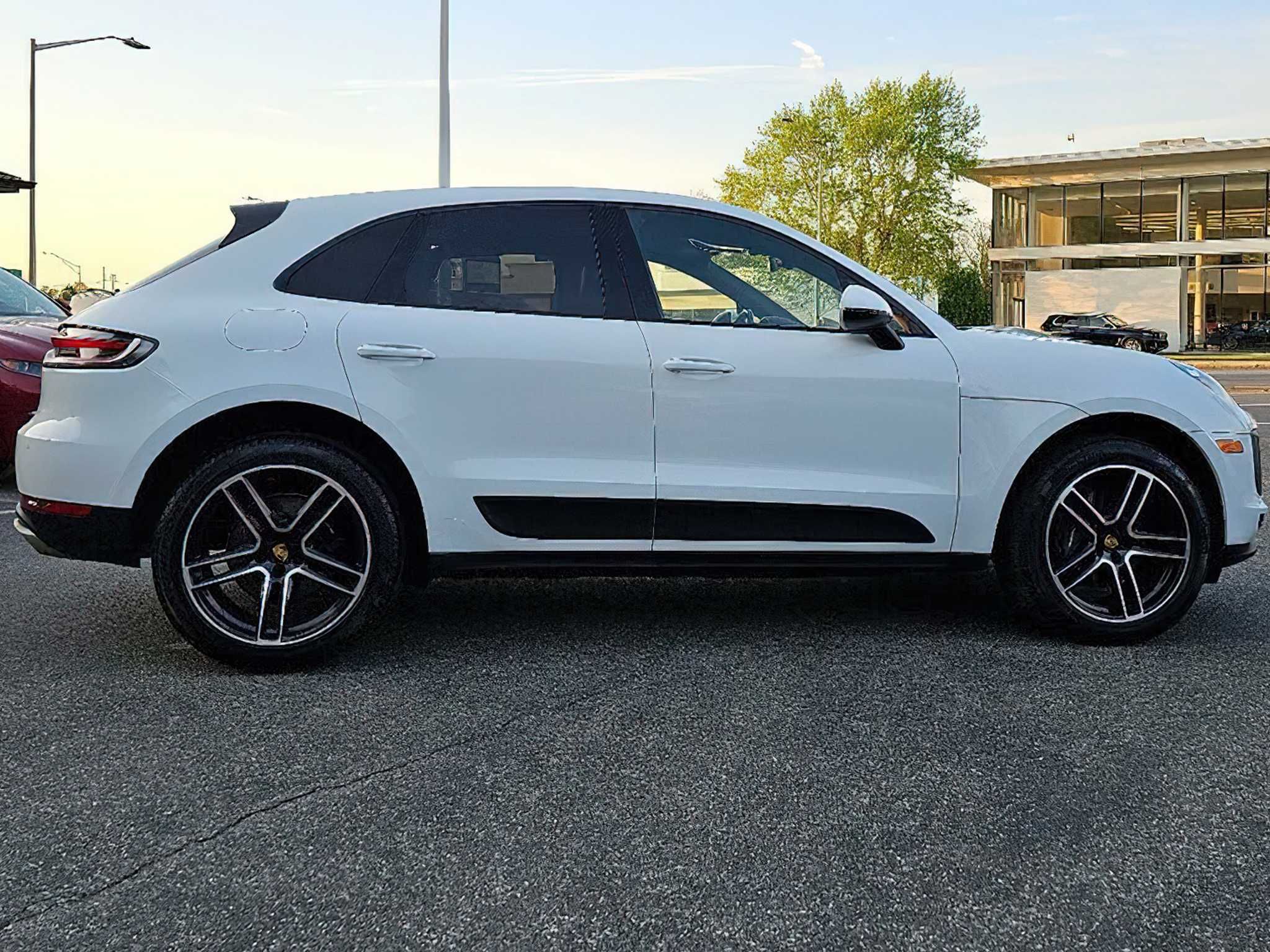 Porsche Macan Base      2021