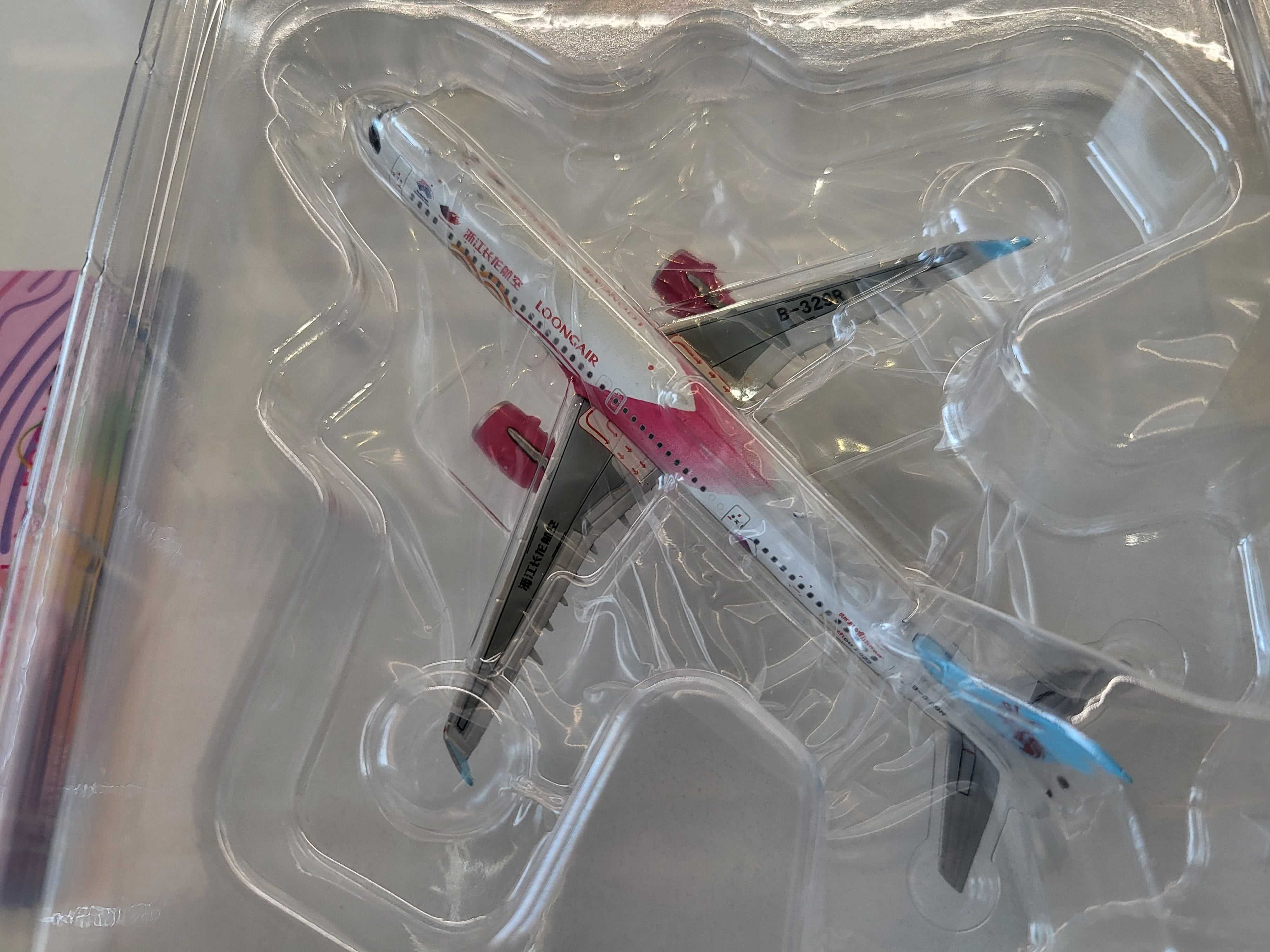 Model samolotu LoongAir Airbus A321neo w skali 1/400