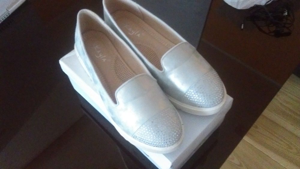 Zjawiskowe slip-ony srebrne r.38 nowe