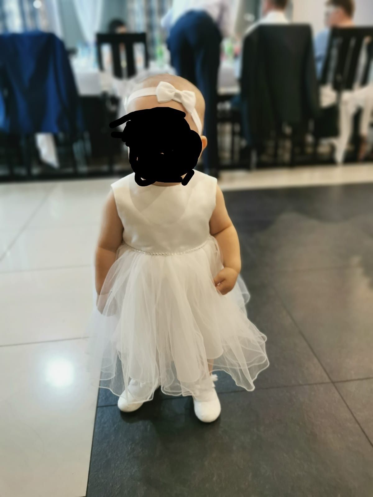 Biała sukienka na chrzest lub roczek.