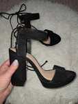 Czarne zamszowe buty na grubym obcasie Pull&Bear