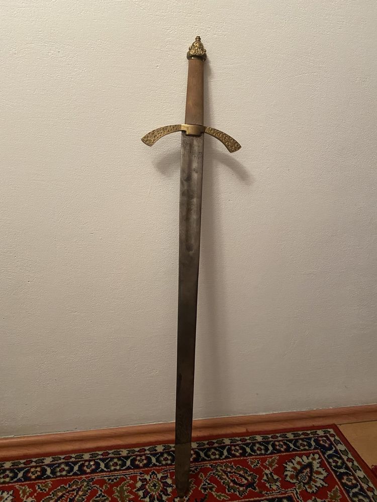 Metalowy miecz z mosiężną rękojeścią i grawerem