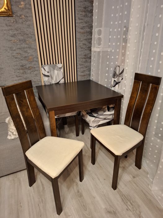 Stół rozkładany z 4 krzesłami