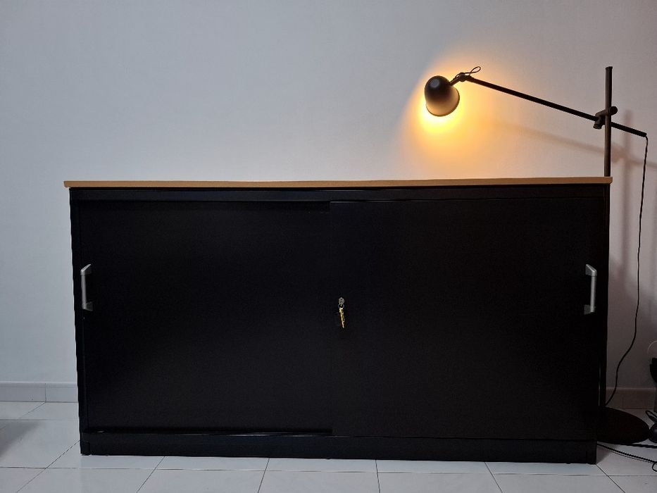 Armário escritório com prateleira metálico e madeira Marca Steelcase