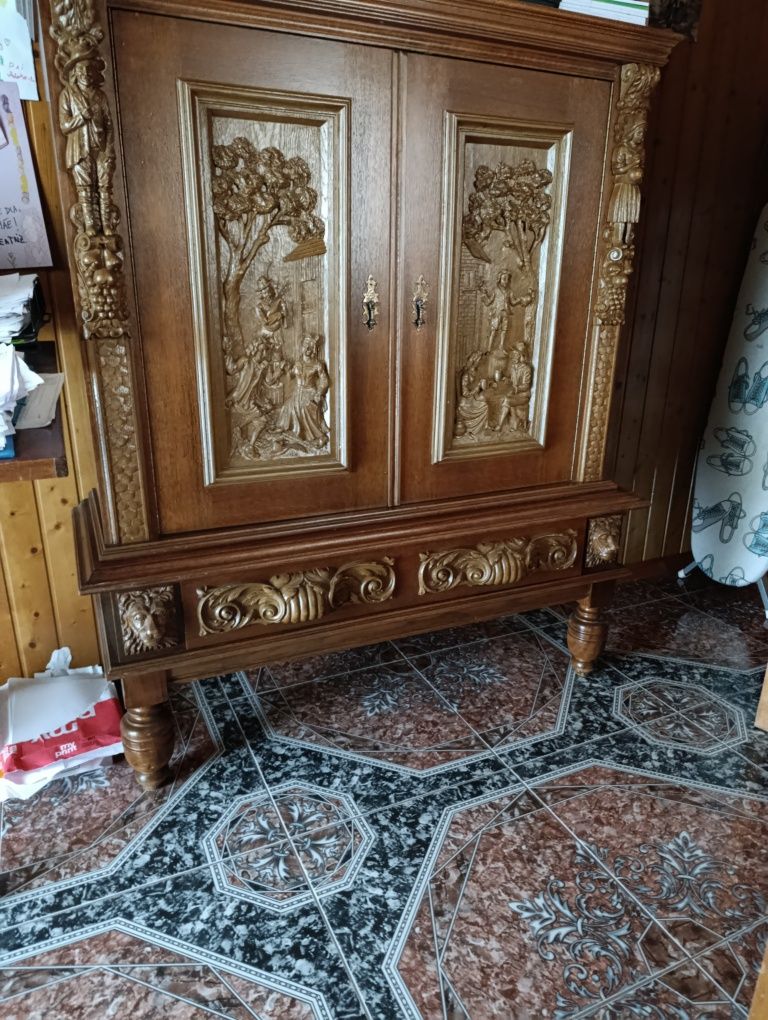 Móvel madeira com duas portas e uma gaveta